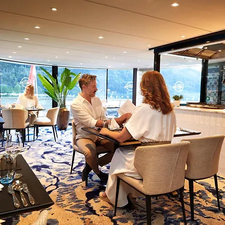 Viva Riverside Frankfurt Botel *